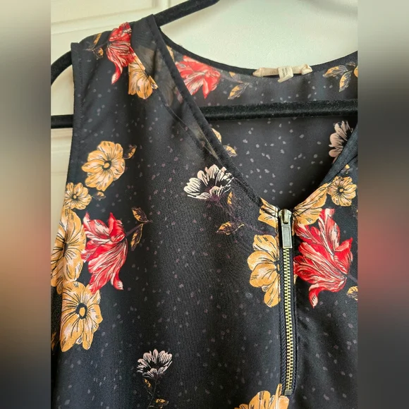 Maurices Flowy Black Floral Sleeveless Zip V-Neck Blouse - Plus Size 2X, EUC - Picture 2 of 7